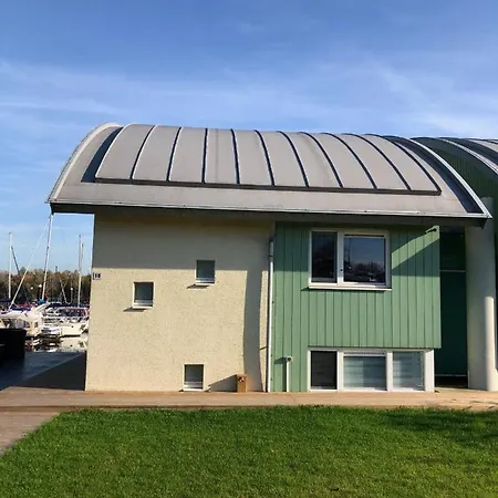 Vakantiehuis Luxe Watervilla Met Eigen Aanlegsteiger Geschikt Voor Maximaal 6 Personen In Recreatiegebied De Gouden Ham In *