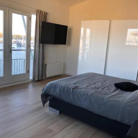 Luxe Watervilla Met Eigen Aanlegsteiger Geschikt Voor Maximaal 6 Personen In Recreatiegebied De Gouden Ham In Vakantiehuis Maasbommel