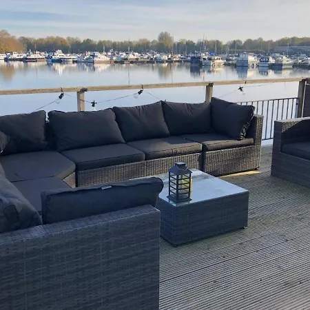 Luxe Watervilla Met Eigen Aanlegsteiger Geschikt Voor Maximaal 6 Personen In Recreatiegebied De Gouden Ham In Vakantiehuis